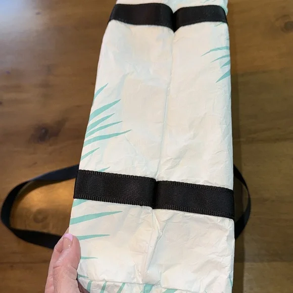 Aloha Collection White and Green Tote Bag - Picture 9 of 9